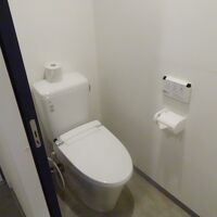 トイレは浴室/洗面所と離れていてシャワー付きトイレ