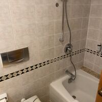 トイレットペーパーの位置が背中側でやや使いにくいです