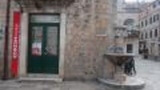 旧市街の中にあるスーパー