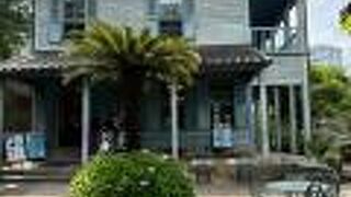 玄関のアーチをくぐると植え込みをハート型に剪定した「ハートリーフ」のフォトスポットがある居留地の建物を観て来ました。