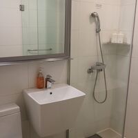 シャワーのみのバスルーム