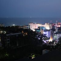 部屋から夜の海