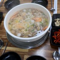 市街の海鮮料理の店で食べた「海鮮カルクックス」