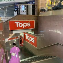 マクドナルドのすぐ横に入口があります