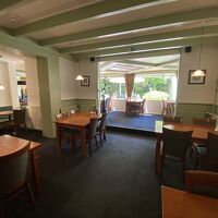 朝食会場にもなるカフェ