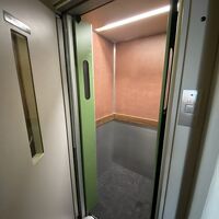 手で扉を開けて出入りします