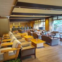 ロビーです。外に鶴仙渓が見えるテラスがあります。