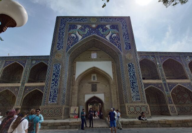 顔のタイルが有名