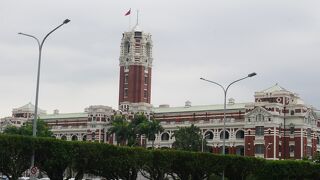 外観からですが美しい建物です