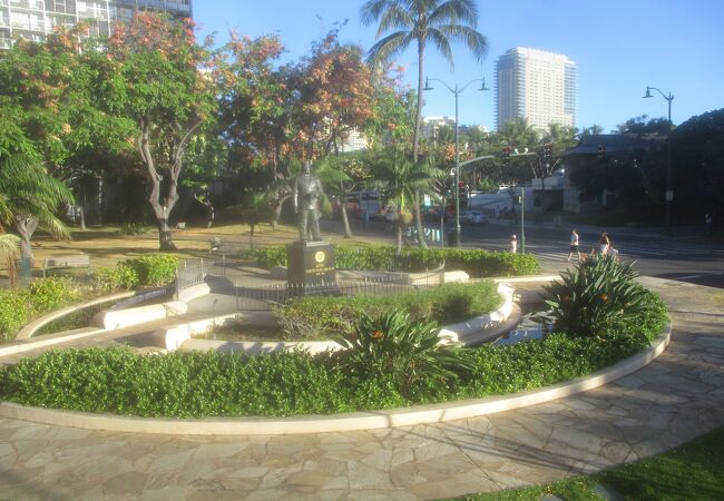 カラカウア王銅像