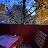 小さなバルコニー付き