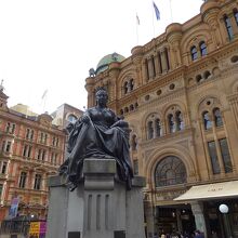 ビクトリア女王像(QVB前)