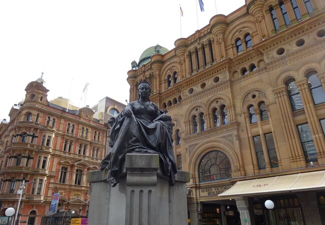 ビクトリア女王像(QVB前)