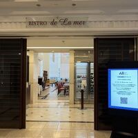 朝食会場、夜は会員専用ラウンジ