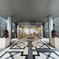 ホテルの玄関にはシーサーがお出迎え