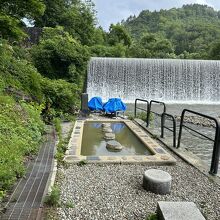 砂防ダムをバックに初恋足湯