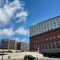 駅前の立派なホテル。