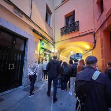 お店の入り口には行列