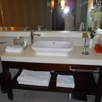 シンク１つ、飲用可の高機能浄水器もあり飲用　水ボトル提供