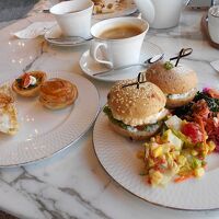 ラウンジのティータイム、もう食事です