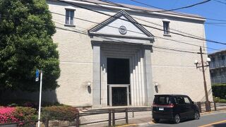 ヨーロッパ風の立派な建築物です。いわゆる私立図書館的なものです。