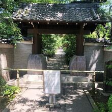 《無量寺》「山門」付近…境内への入口です。