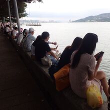 夕日が傾くのを待つ人々