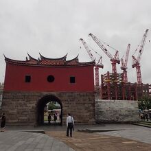 やや遠くに高層ビルが建築中で、クレーンが林立していた