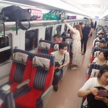 乗り込んだ後の車内の賑わい