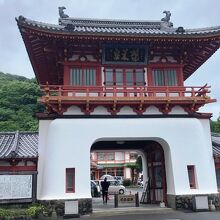 まさに竜宮城です。乙姫様が二階部分から現れてきそうです。東京駅と楼門が点と線で結びつきました。