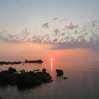 宿のすぐ近くの防波堤から眺める夕日