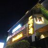 住宅街にあるホテル。ツアーでなければ使わないと思う。レストランは美味しいが、最上階のクラブの音がうるさい。