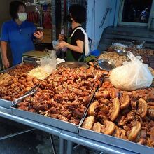この豚肉は、缶ビールとともにホテルの部屋で晩ごはんのおかずに