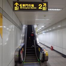 ＭＲＴ東門駅からあがって市場に