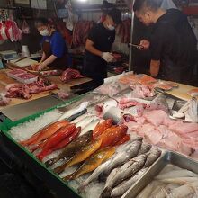 鮮魚店。買っても調理できない力者なので、見て、撮るだけ