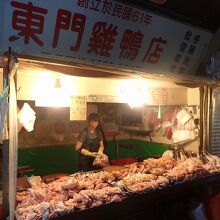 鶏肉を並べる店。新鮮そのものだが、これも見て、撮るだけ