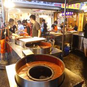 相変わらず、胡椒餅屋は行列