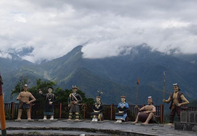 彫り物や人物像。独特な文化圏を感じさせられた。標高１０００メートルとあって、涼しかった