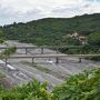 二つある橋の手前が三地門橋。その向こうはバスが渡る三地門大橋