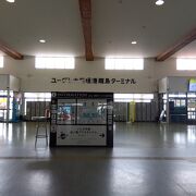 具志堅用高さんの像と記念撮影