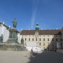広場の片面の建物は工事中