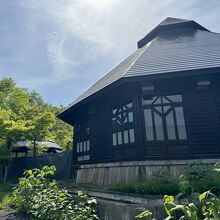 カルデラ温泉館の建物です。