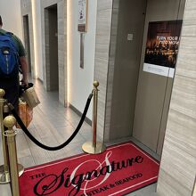 36階への直通エレベーターの入り口