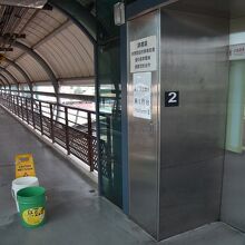 ホームをわたる通路とエレベーター