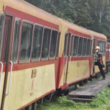 停車時間が長いので、降りて列車全体や作業員の様子など写せる