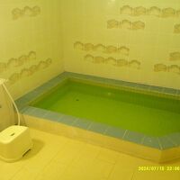 浴室の様子（浴槽内のお湯は入浴剤入りでした）