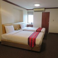 部屋はこんな感じ、手前にロッカーと全面に鏡つき机があります。