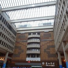 駅構内の中央は吹き抜けで、開放的