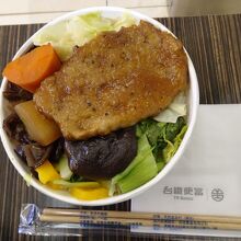 駅構内の１階で販売している台湾弁当、美味しい！