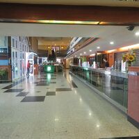 フロント、奥がレストラン